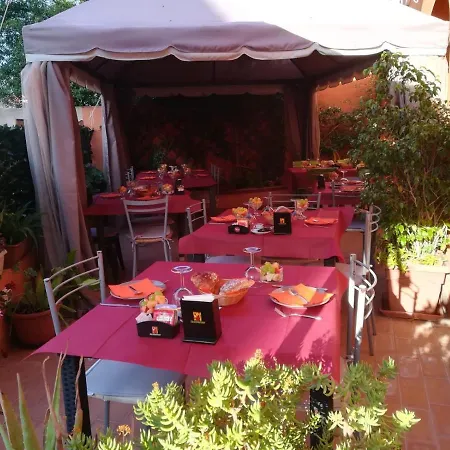 西尼斯雕像旅馆